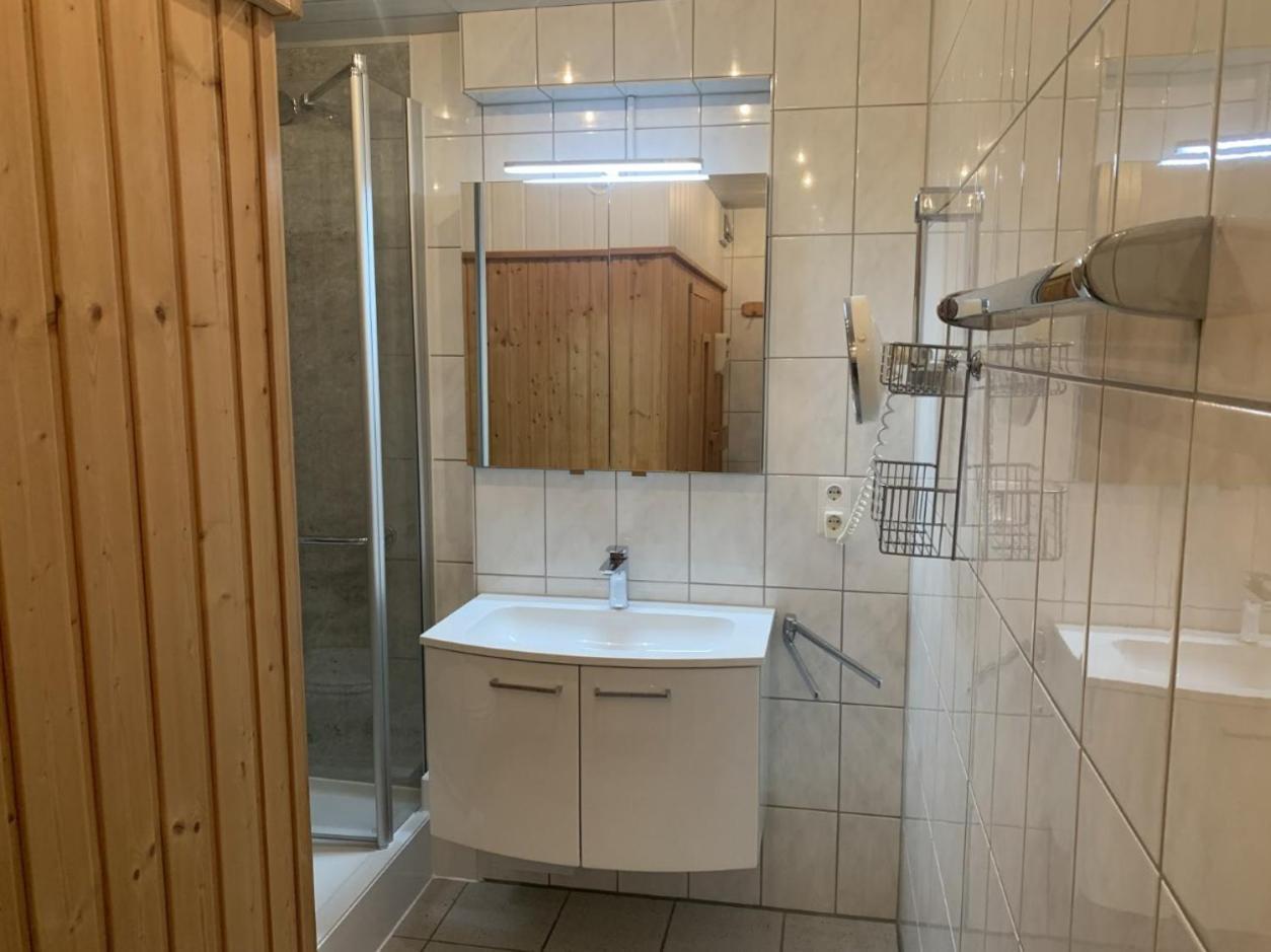 Im Herzen Von Wiesdorf- Blick Auf Das Bayer-Kreuz -Appartement Mit 2 Schlafzimmern-Fuer 3 Personen -Zentral Gelegen - Friedrich Ebert Platz 5A , 4Te Etage - Dachterrasse Und Sauna - Kaution Pflicht - Λεβερκούζεν Εξωτερικό φωτογραφία
