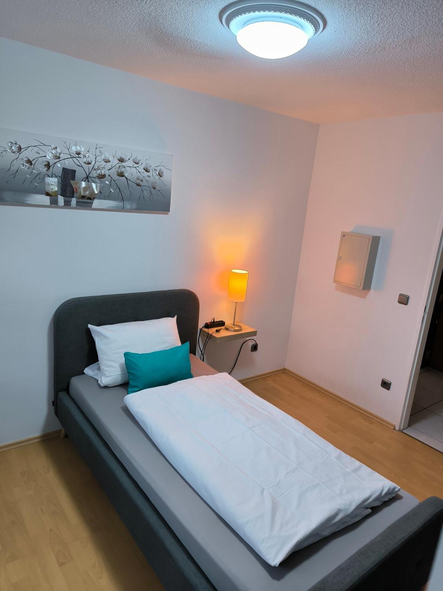 Im Herzen Von Wiesdorf- Blick Auf Das Bayer-Kreuz -Appartement Mit 2 Schlafzimmern-Fuer 3 Personen -Zentral Gelegen - Friedrich Ebert Platz 5A , 4Te Etage - Dachterrasse Und Sauna - Kaution Pflicht - Λεβερκούζεν Εξωτερικό φωτογραφία