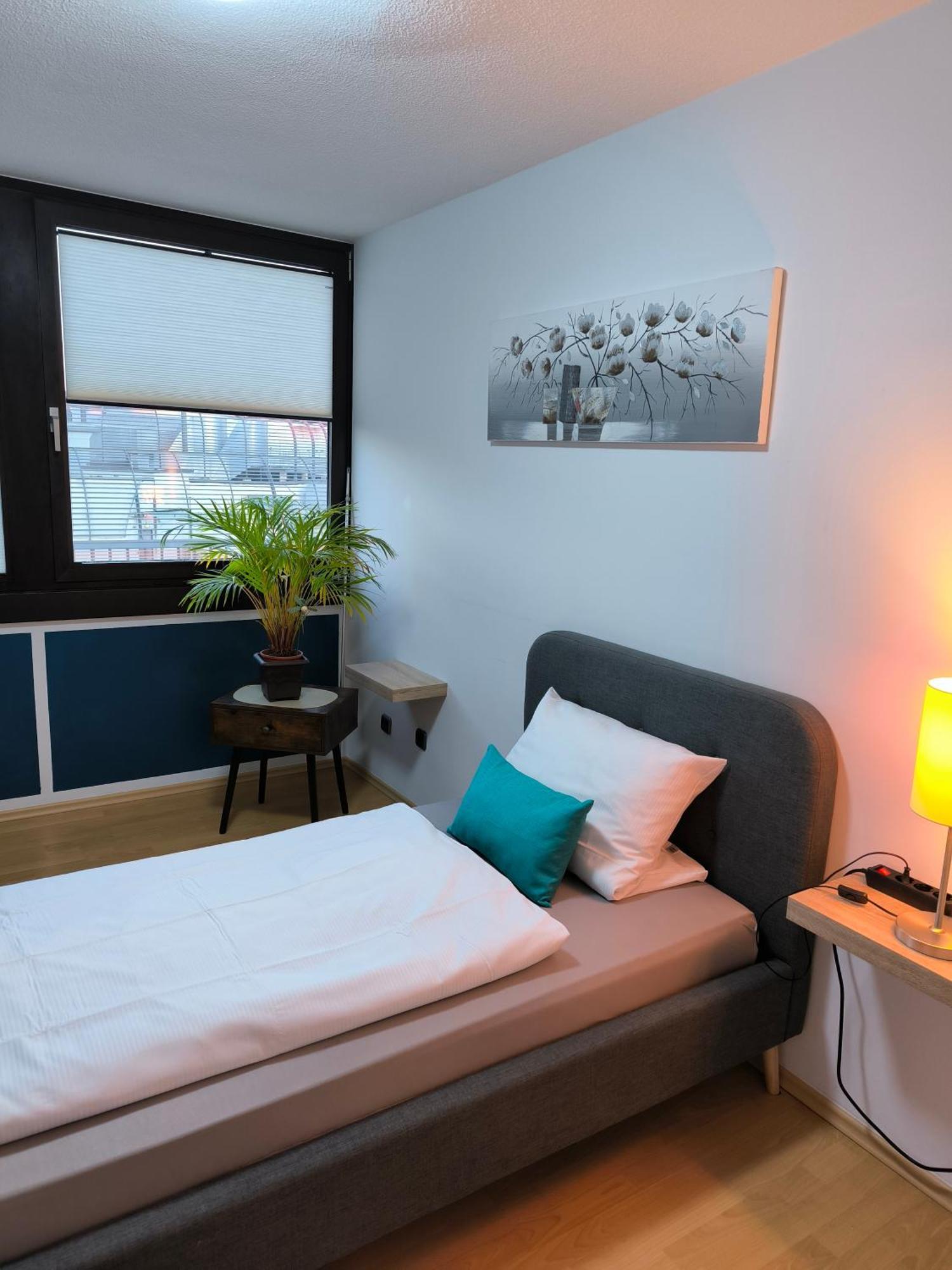 Im Herzen Von Wiesdorf- Blick Auf Das Bayer-Kreuz -Appartement Mit 2 Schlafzimmern-Fuer 3 Personen -Zentral Gelegen - Friedrich Ebert Platz 5A , 4Te Etage - Dachterrasse Und Sauna - Kaution Pflicht - Λεβερκούζεν Εξωτερικό φωτογραφία